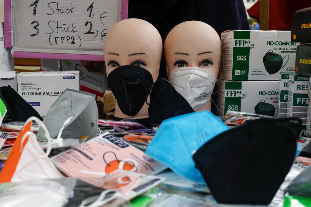 Mascarillas protectoras FFP2 a la venta en un mercado de Berlín el 13 de abril de 2021 (David Gannon / AFP)